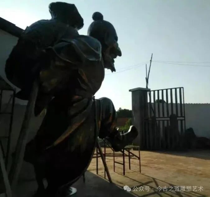 现代化工厂外景，大型金属加工设备，蓝天白云背景，体现企业实力